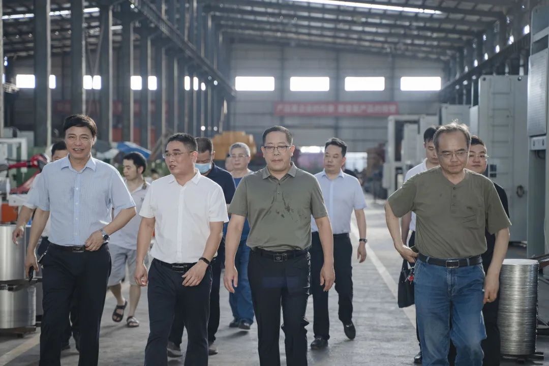 衡東縣縣委副書記、縣長對朝陽集團(tuán)自動化生產(chǎn)線進(jìn)行視察